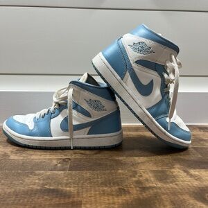 Nike Air Jordan 1 Mid 'University Blue' size 7.5
